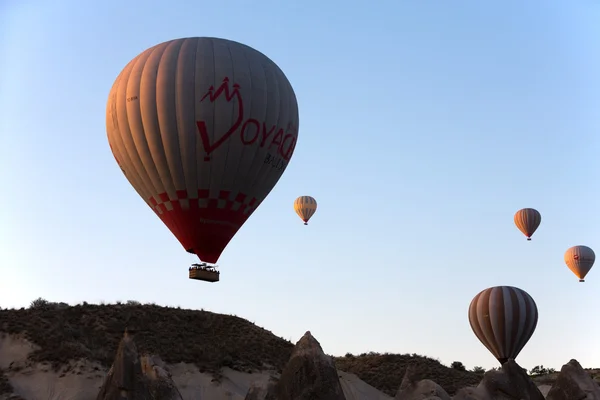 Capadocia, Turquía.La mayor atracción turística de Capadocia, el vuelo con el globo al amanecer —  Fotos de Stock
