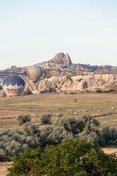 Καππαδοκία, Τουρκία.Το μεγαλύτερο τουριστικό αξιοθέατο της Καππαδοκίας, η πτήση με το αερόστατο την αυγή — Φωτογραφία Αρχείου