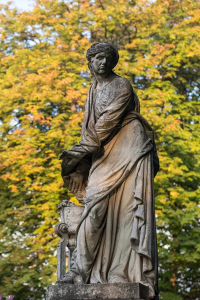 Paris - Luxembourg Gardens. Escultura L 'Hiver de Michel Anguier — Foto de Stock