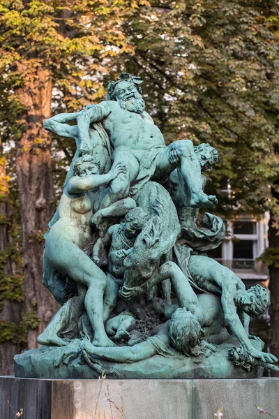 Paříž - Lucemburské zahrady. Le Triomphe de Silene socha od Jules Dalou — Stock fotografie
