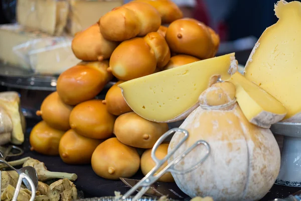 Varios tipos de queso en el mercado — Foto de Stock