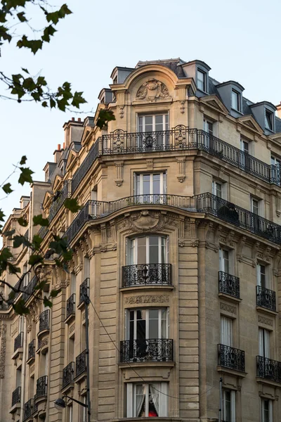 Corner of of typical house with balcony in Paris, France — Stock Photo, Image