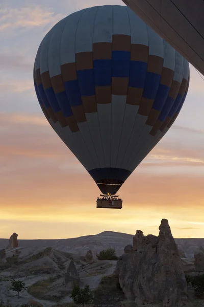 Baloon de aire caliente sobre Capadocia al amanecer. Turquía —  Fotos de Stock