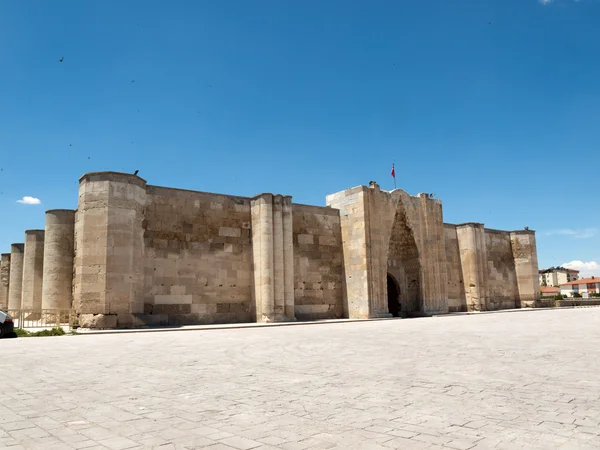 Ingången till den sultanhani karavanserajen gör på Sidenvägen, Turkiet — Stockfoto