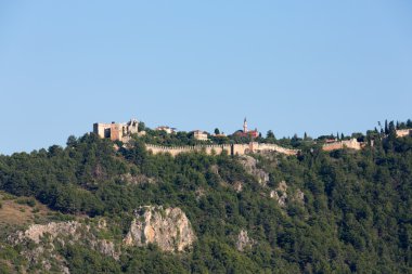 Kalenin Alanya'da Kleopatra Plajı üstünde tepe üzerine kurulmuş. Türkiye
