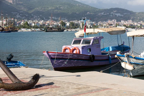 Barcos de pesca no porto de Alanya. Turquia — Fotografia de Stock