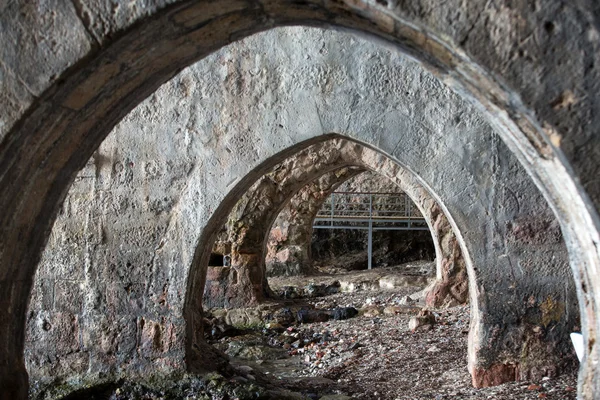 Oude scheepswerf in Alanya. Turkey.The scheepswerf, bestaande uit vijf dokken en gebouwd in 1226 door de Sultan Alaaddin Keykubat. — Stockfoto