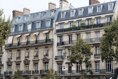 Paris, Fransa'da Balkonlu tipik evin cephe