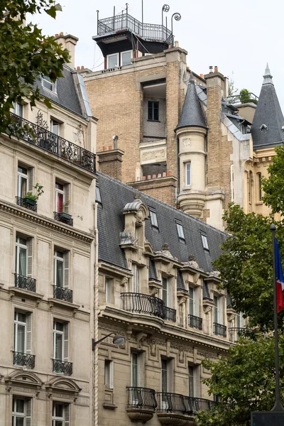 Fachada de casa típica com varanda em Paris, França — Fotografia de Stock