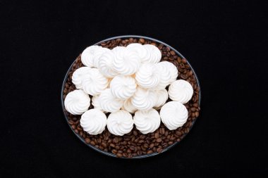 Fransız vanilya kremalı kurabiye ve kahve çekirdekleri