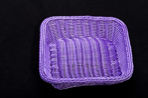Kleiner Lavendelkorb isoliert auf schwarzem Hintergrund — Stockfoto