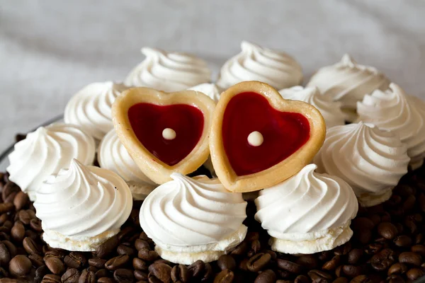Biscotti alla vaniglia francese alla meringa e due cuori dolci — Foto Stock