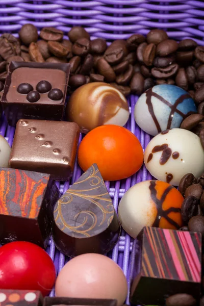 Zbiór różnych czekoladowe praliny i kawa w koszyku lawendy — Zdjęcie stockowe