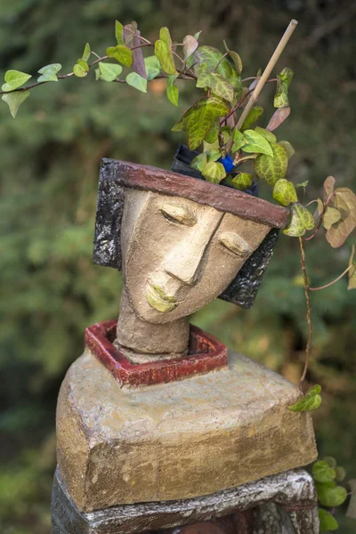 Le pot de fleurs en forme de tête féminine — Photo