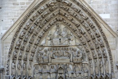 Paris - Batı cephesinde, Notre Dame Katedrali. Meryem ana portal ve ortakulak