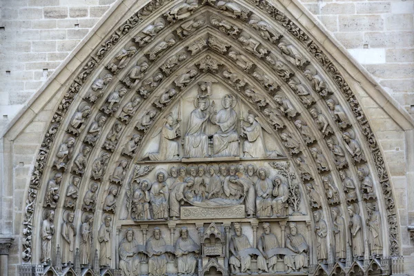 Paris - West facade of Notre Dame Cathedral. The Virgin Mary portal and tympanum — Stock Photo, Image