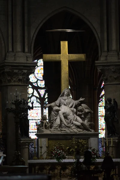 Paris Catedral de Notre Dame. A Estátua de La Pieta 'no Altar Principal. França — Fotografia de Stock