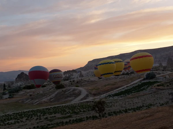 Capadocia, Turquía.La mayor atracción turística de Capadocia, el vuelo con el globo al amanecer —  Fotos de Stock
