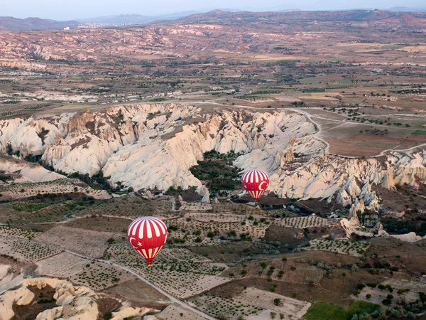 Capadócia, Turquia.A maior atração turística da Capadócia, o voo com o balão ao nascer do sol — Fotografia de Stock