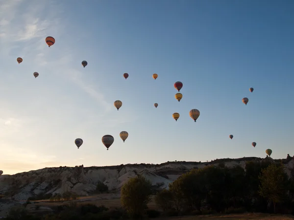 Kappadokien, Turkiet.Den största turistattraktionen i Kappadokien, flygningen med ballongen vid soluppgången — Stockfoto