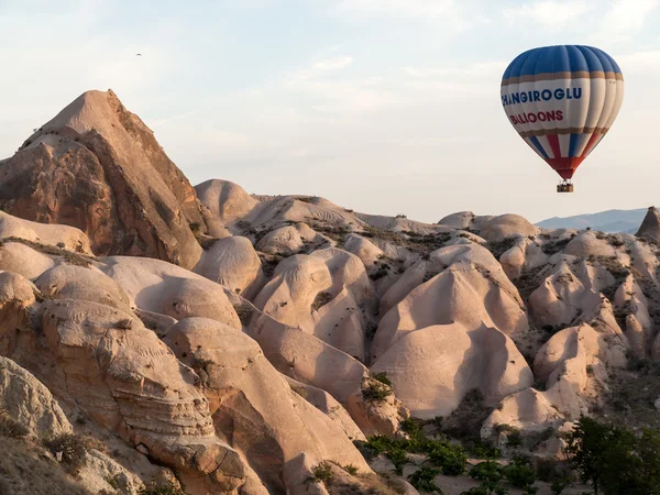 Capadócia, Turquia.A maior atração turística da Capadócia, o voo com o balão ao nascer do sol — Fotografia de Stock