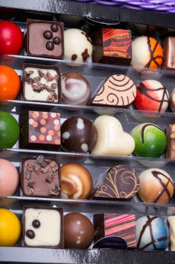 Çeşitli çikolatalı pralin lavanta sepete ayarla