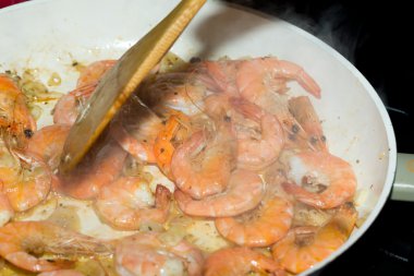 Zeytinyağında kızartılmış sarımsaklı körfez karidesi.