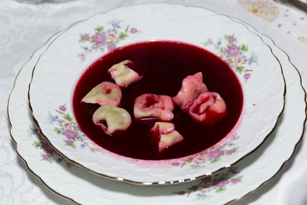 Roter Borschtsch mit Pilzravioli — Stockfoto