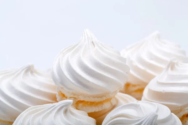 Biscoitos de merengue de baunilha francês no fundo branco — Fotografia de Stock