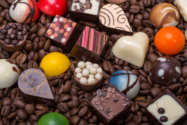 Conjunto de vários pralines de chocolate e grãos de café — Fotografia de Stock