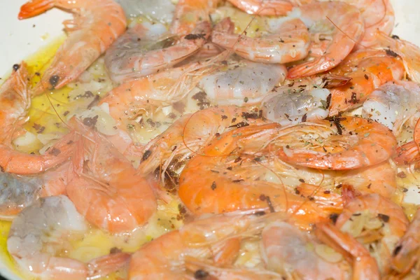 Udang gulf segar dengan bawang putih goreng dalam minyak zaitun — Stok Foto