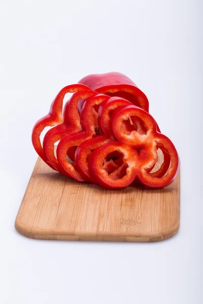 Κομμένο κόκκινο πιπέρι απομονωμένο σε λευκό φόντο — Φωτογραφία Αρχείου