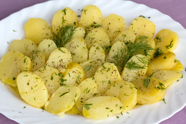 Batatas cozidas deliciosas com endro e azeitona — Fotografia de Stock