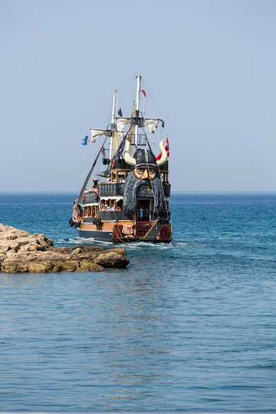 Turistas disfrutando de un viaje por mar en veleros antiguos en Side, Turquía . — Foto de Stock