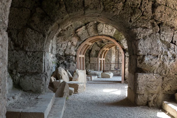 De ruïnes van de oude Romeinse amfitheater in Side. Turkije — Stockfoto