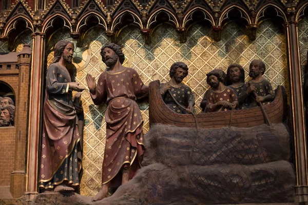 Miracle fiske. Fantastisk utställning varor av kassan i katedralen Notre-Dame. Paris, Frankrike — Stockfoto