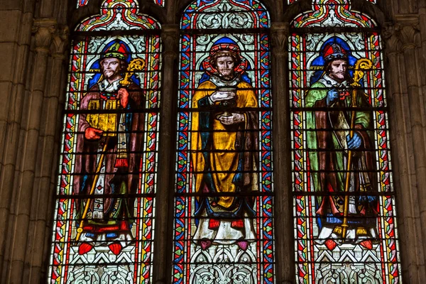 Janelas de vidro manchadas dentro da Catedral de Notre Dame, Patrimônio Mundial da UNESCO. Paris, França — Fotografia de Stock