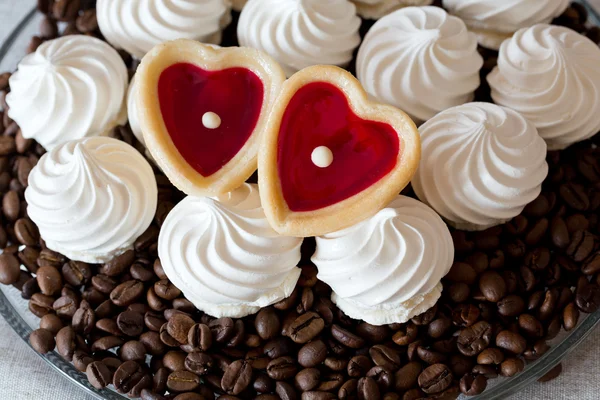 Francia vanília habcsók cookie-kat és két édes szív — Stock Fotó