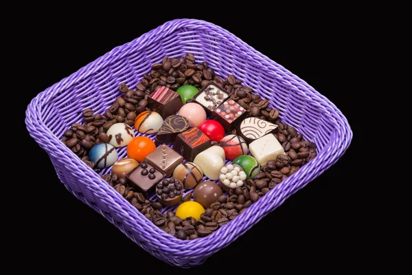 Set di varie praline al cioccolato e chicchi di caffè in cesto di lavanda — Foto Stock
