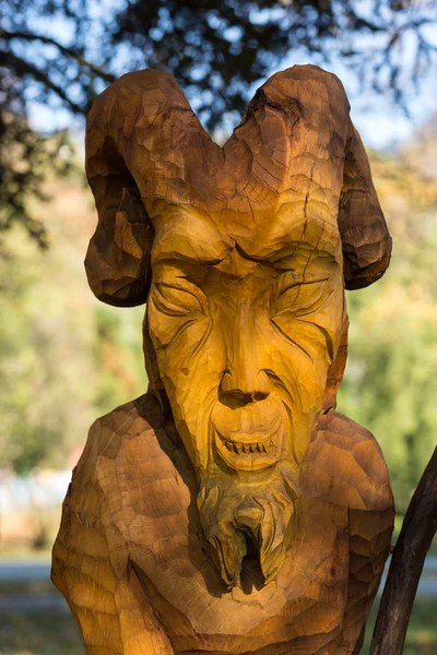 Primaeval Slawic 物語から妖精のような木彫の人物像 — ストック写真