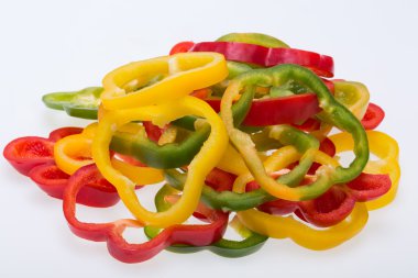 beyaz arkaplanda izole edilmiş tatlı biber