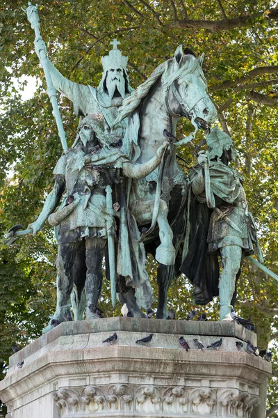 Paris - Statue en bronze du roi Charlemagnenear Notre Dame — Photo