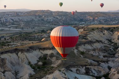 Kapadokya, Türkiye. Kapadokya 'nın en büyük turistik cazibesi. Gün doğumunda balonla uçmak.