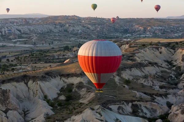 Kappadokien, Türkei. Die größte Touristenattraktion Kappadokiens, die Ballonfahrt bei Sonnenaufgang — Stockfoto