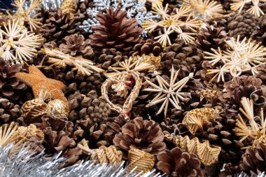 Koni ve Noel süslemeleri ile Noel kompozisyon