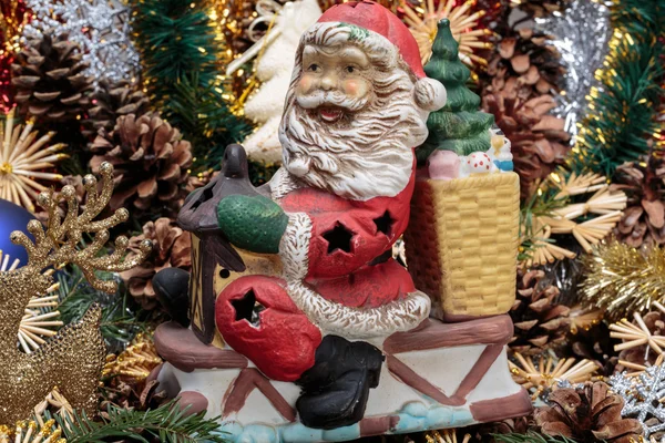Різдвяна композиція з конусом та різдвяними прикрасами — стокове фото