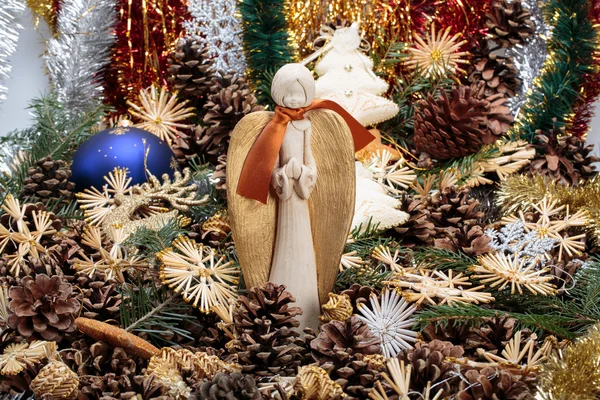 Рождественская композиция с конусом и рождественскими украшениями — стоковое фото