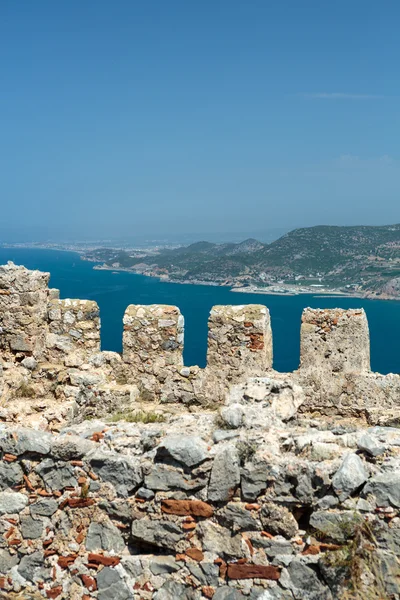 Castillo de Alanya construido sobre rocas y playa de Cleopatra, Antalya, Turquía — Foto de Stock