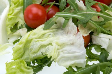 yığın ruccola, marul yaprakları ve domates