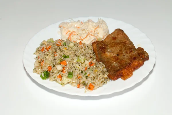 Hnědá rýže s rybami a zeleninou — Stock fotografie